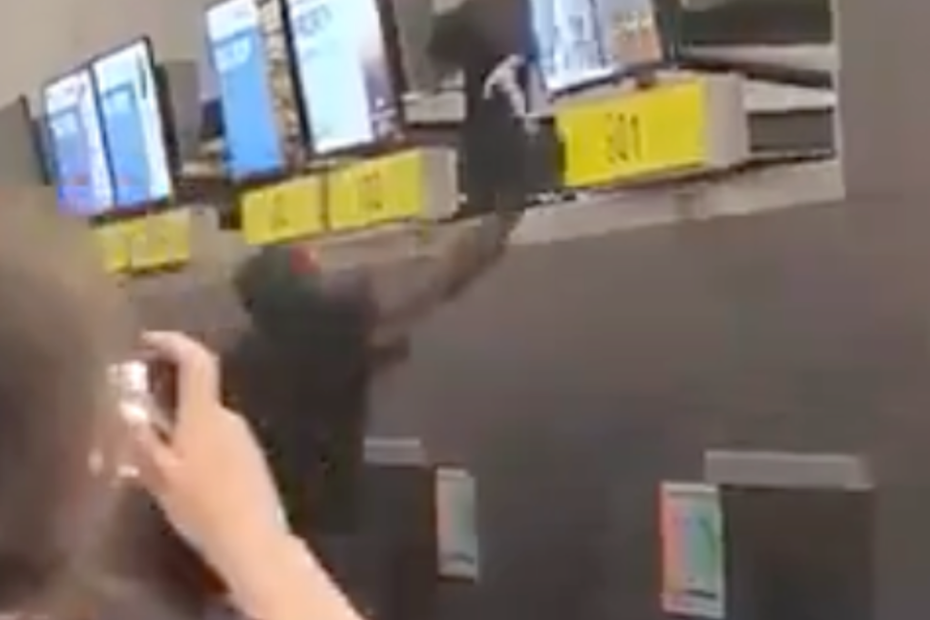 man-destroys-american-airlines-counter-with-hammer-after-buying-fake-ticket-by-scammer-watch