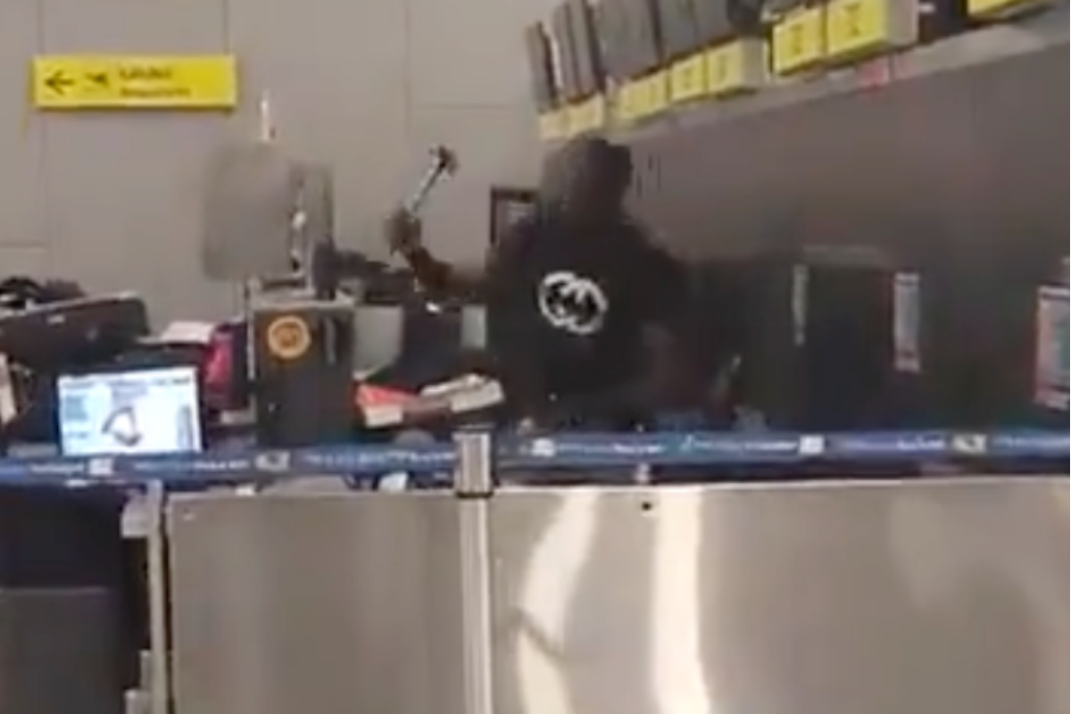 man-destroys-american-airlines-counter-with-hammer-after-buying-fake-ticket-by-scammer-watch