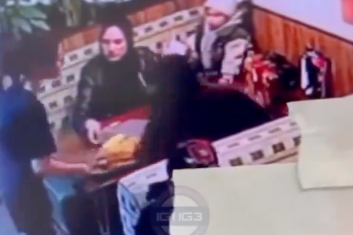 man-hits-waitress-in-the-face-with-plate-at-restaurant-in-wild-video