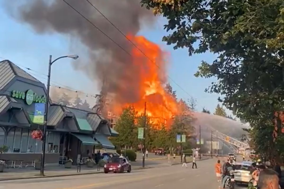 massive-building-fire-brings-down-construction-crane-in-wild-video