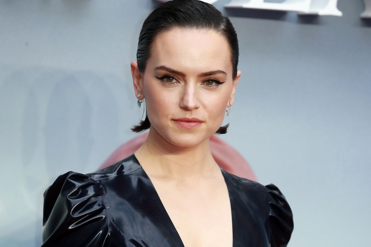 star-wars-star-daisy-ridley-reveals-shes-been-diagnosed-with-graves-disease