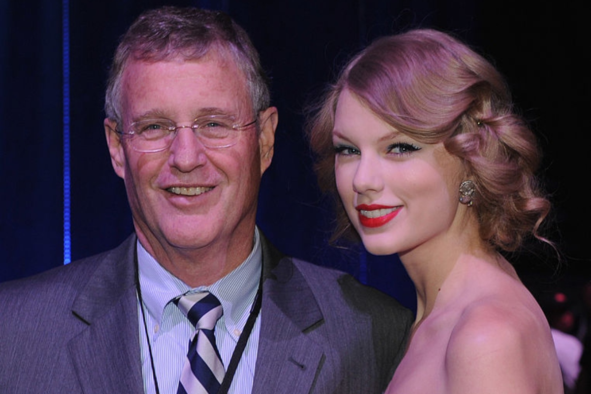 taylor-swifts-father-scott-hands-out-chicken-tenders-to-fans-at-london-eras-tour-show