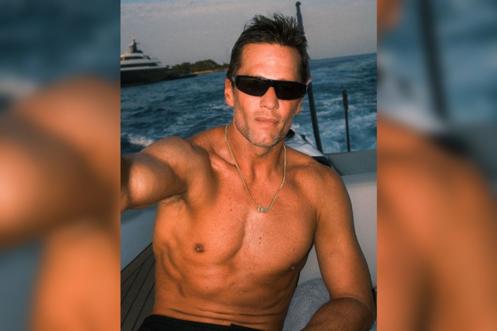 tom-brady-posts-shirtless-selfie-to-celebrate-47th-birthday