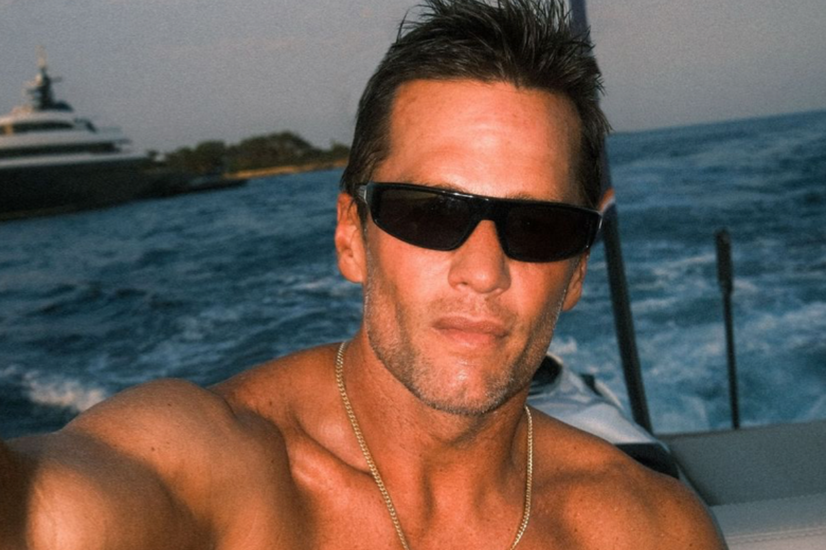 tom-brady-posts-shirtless-selfie-to-celebrate-47th-birthday