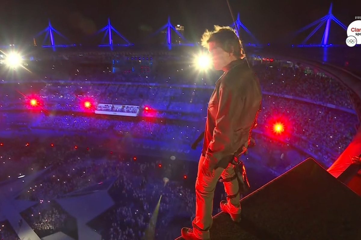 tom-cruise-performs-dazzling-stunt-to-close-2024-paris-olympics-in-wild-video