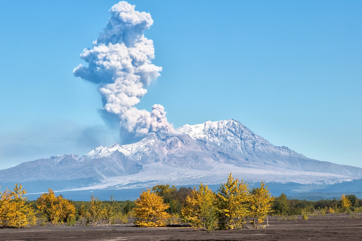 village-in-russia-covered-in-ash-following-earthquake-volcano-eruption-in-wild-video