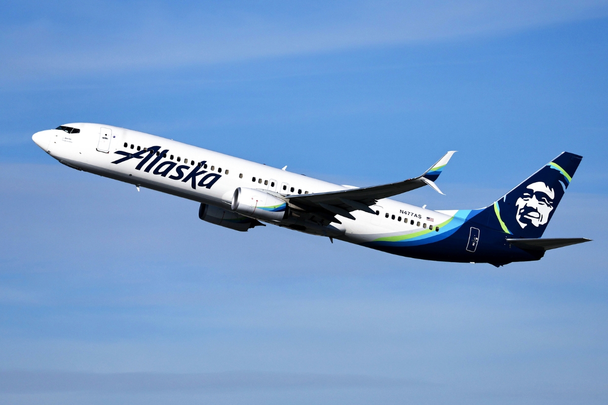 alaska-airlines-plane-blows-out-tires-while-aborting-takeoff-to-avoid-tarmac-collision