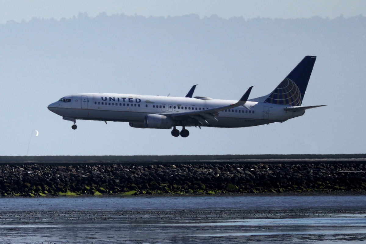 boeing-737s-wheel-falls-off-on-taxiway-shortly-after-landing-photos-show