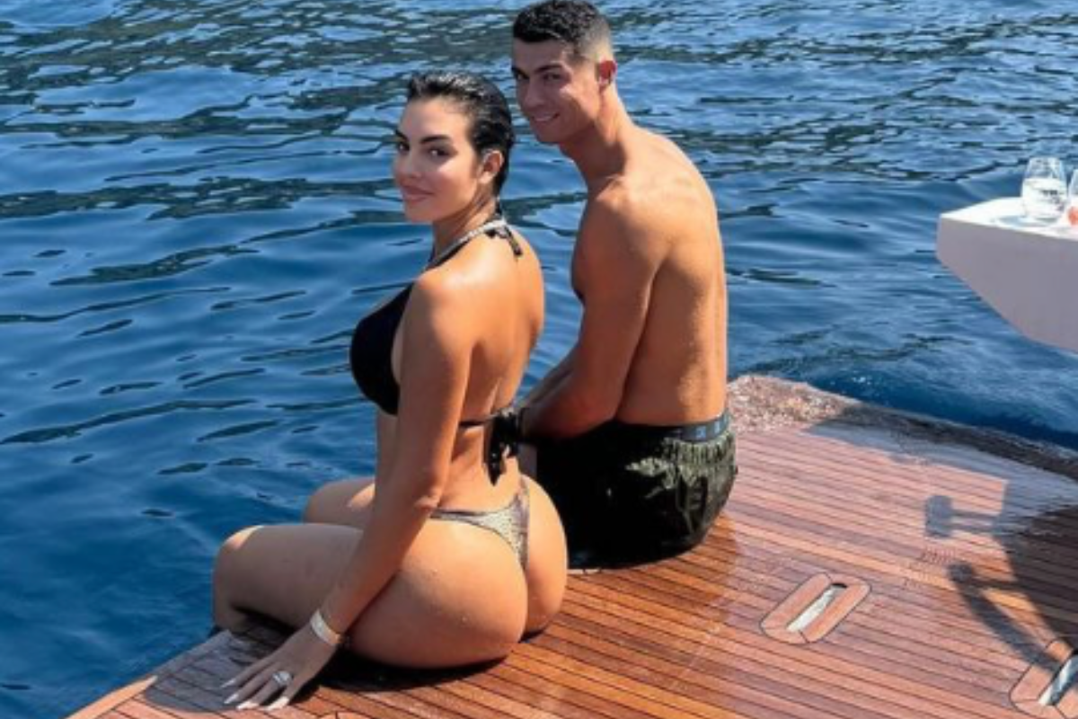 cristiano-ronaldo-gets-handsy-with-rumored-wife-georgina-rodriguez-in-beach-day-photos