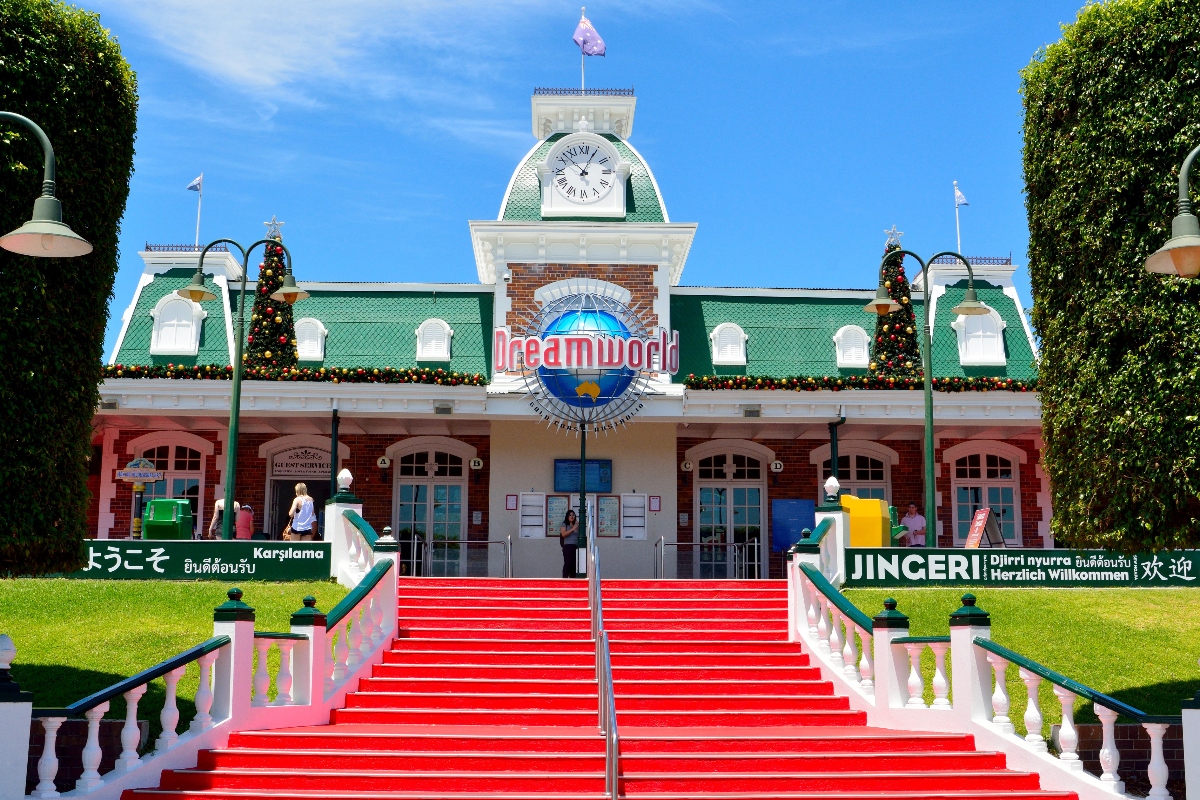 experienced-animal-handler-mauled-by-tiger-in-shocking-attack-at-theme-park