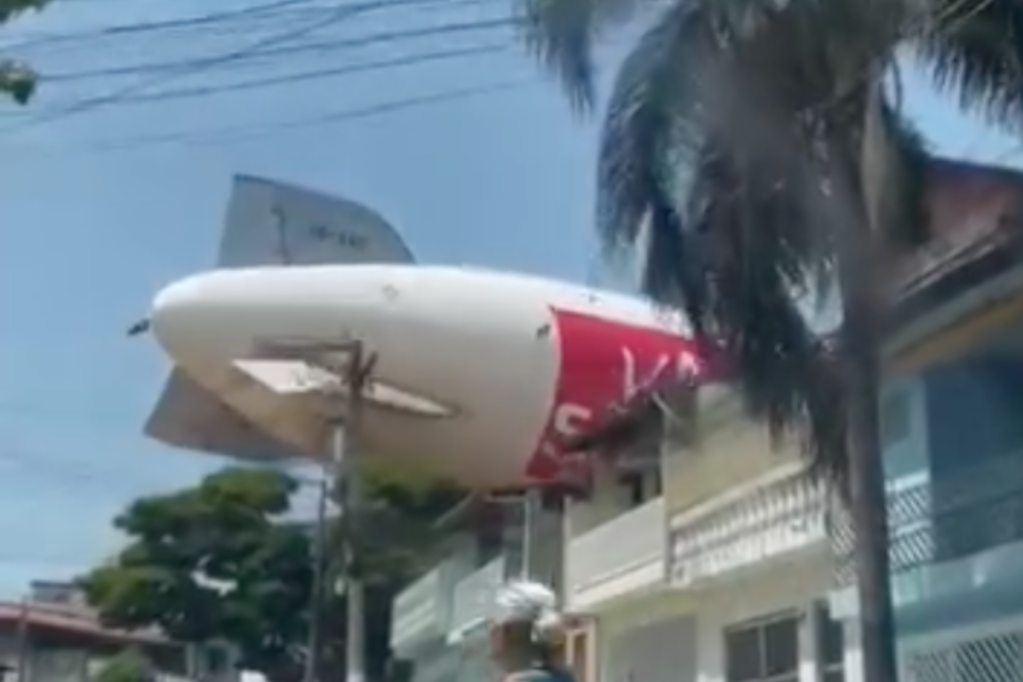 giant-blimp-crashes-in-residential-area-in-video