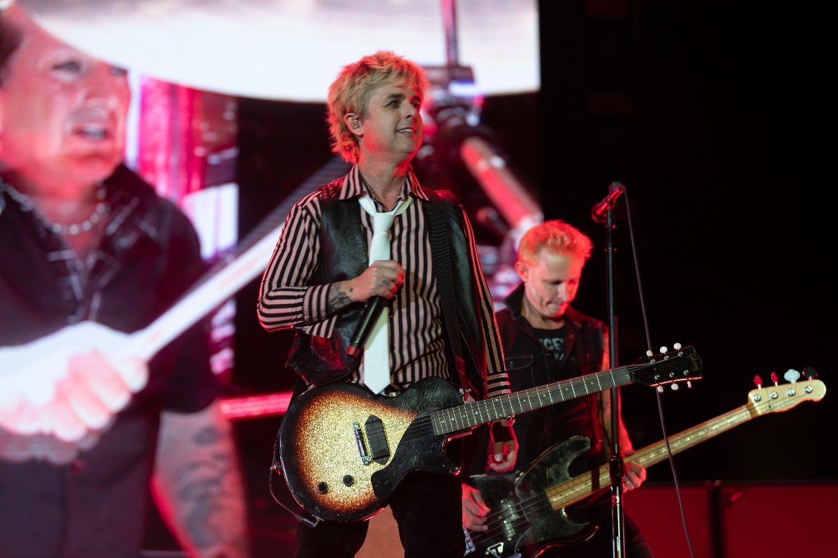 green-day-rushed-off-concert-stage-mid-song-due-to-security-issue-in-chaotic-video