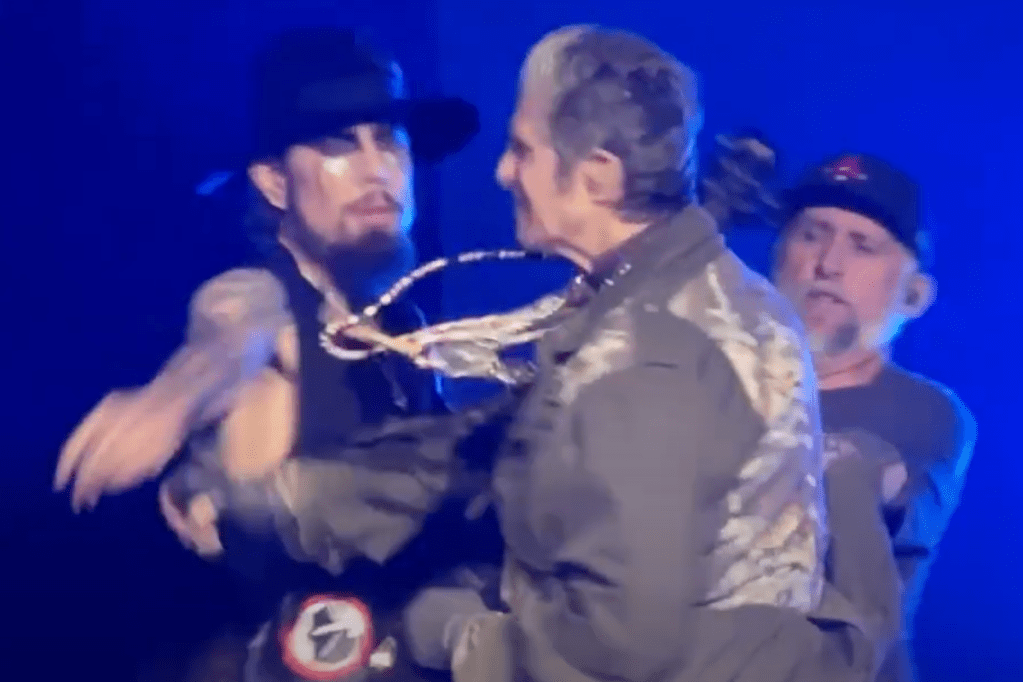 janes-addiction-concert-ends-abruptly-after-perry-farrell-throws-a-punch-at-dave-navarro-in-wild-video