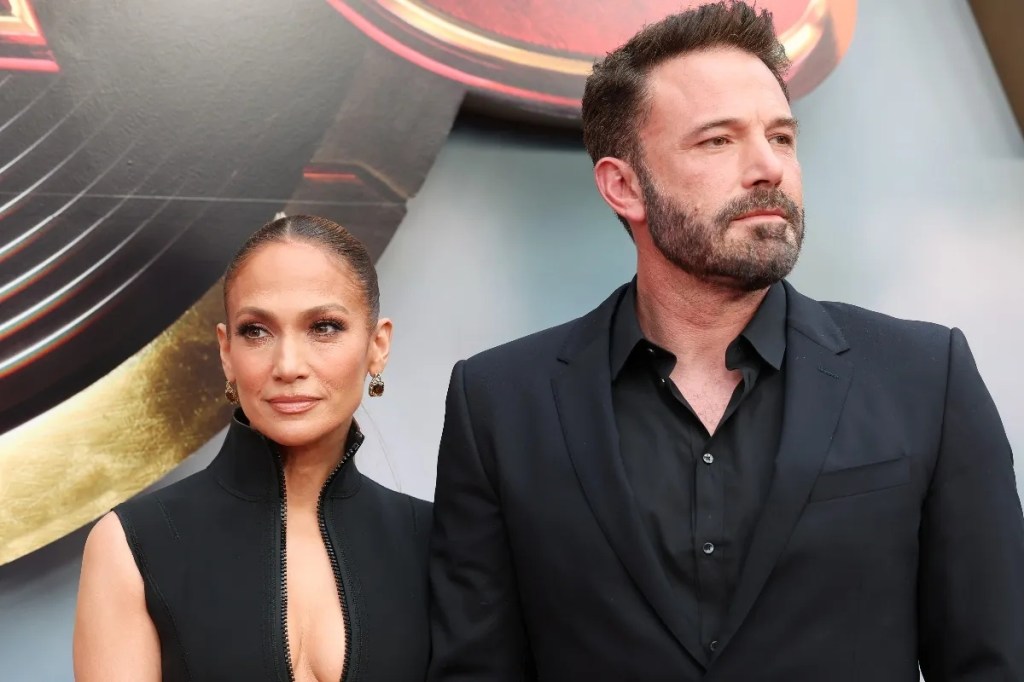 jennifer-lopez-and-ben-affleck-spotted-kissing-holding-hands-amid-divorce