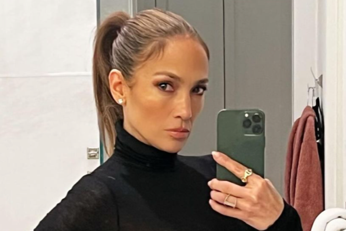 jennifer-lopez-posts-cheeky-mirror-selfie-amid-ben-affleck-divorce-drama