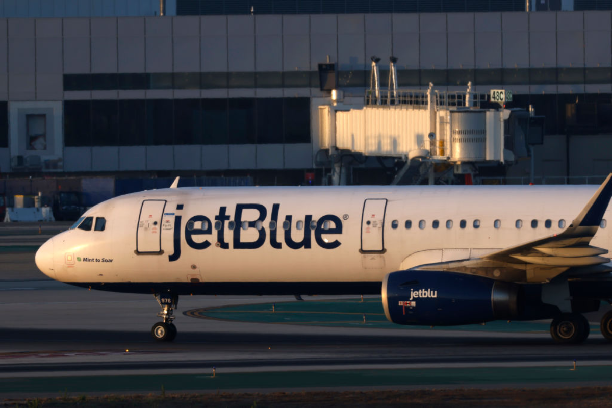 jetblue-flight-makes-emergency-landing-after-smoke-fills-cabin-in-terrifying-photo