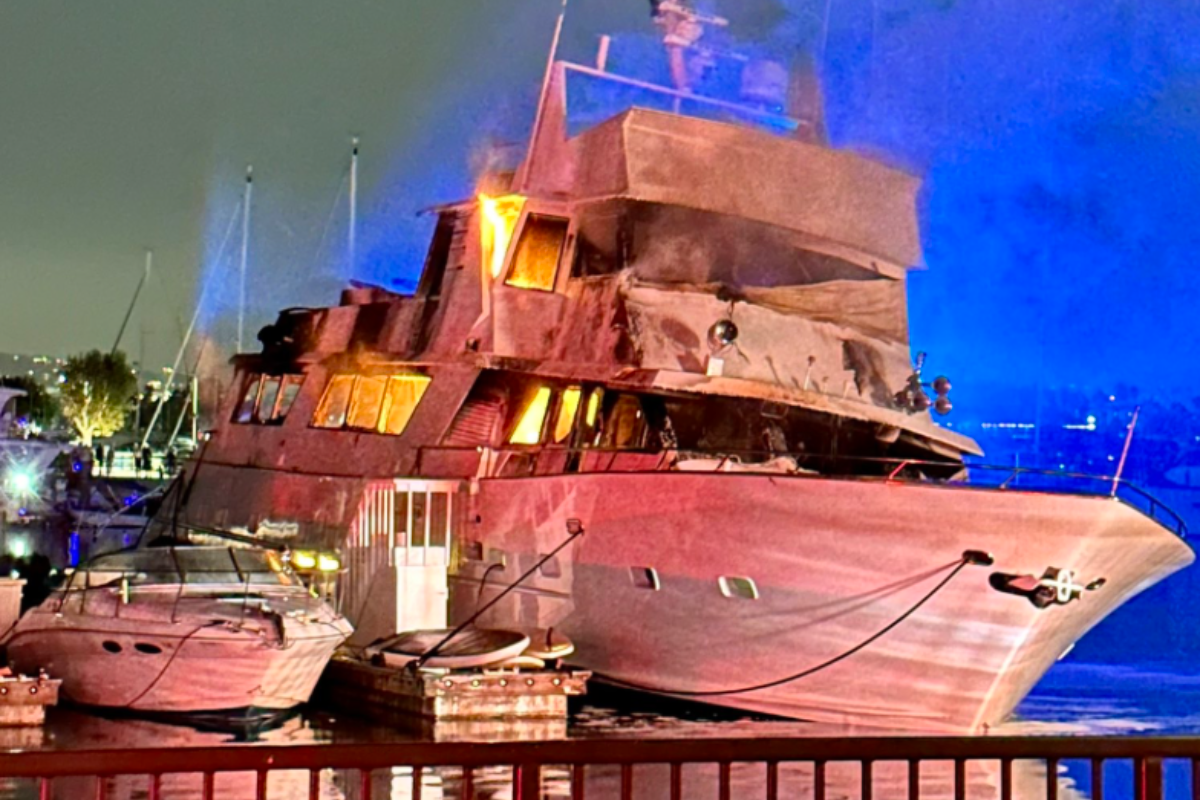 luxury-yacht-sinks-after-fireworks-explode-massive-fire-breaks-out-in-wild-video