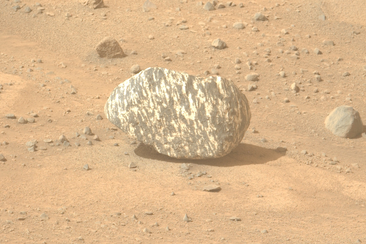 nasa-discovers-strange-zebra-striped-rock-on-mars-see-photos