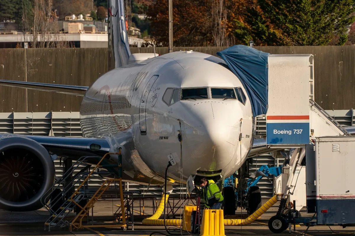 passengers-panic-after-oxygen-masks-deploy-midair-during-boeing-flight