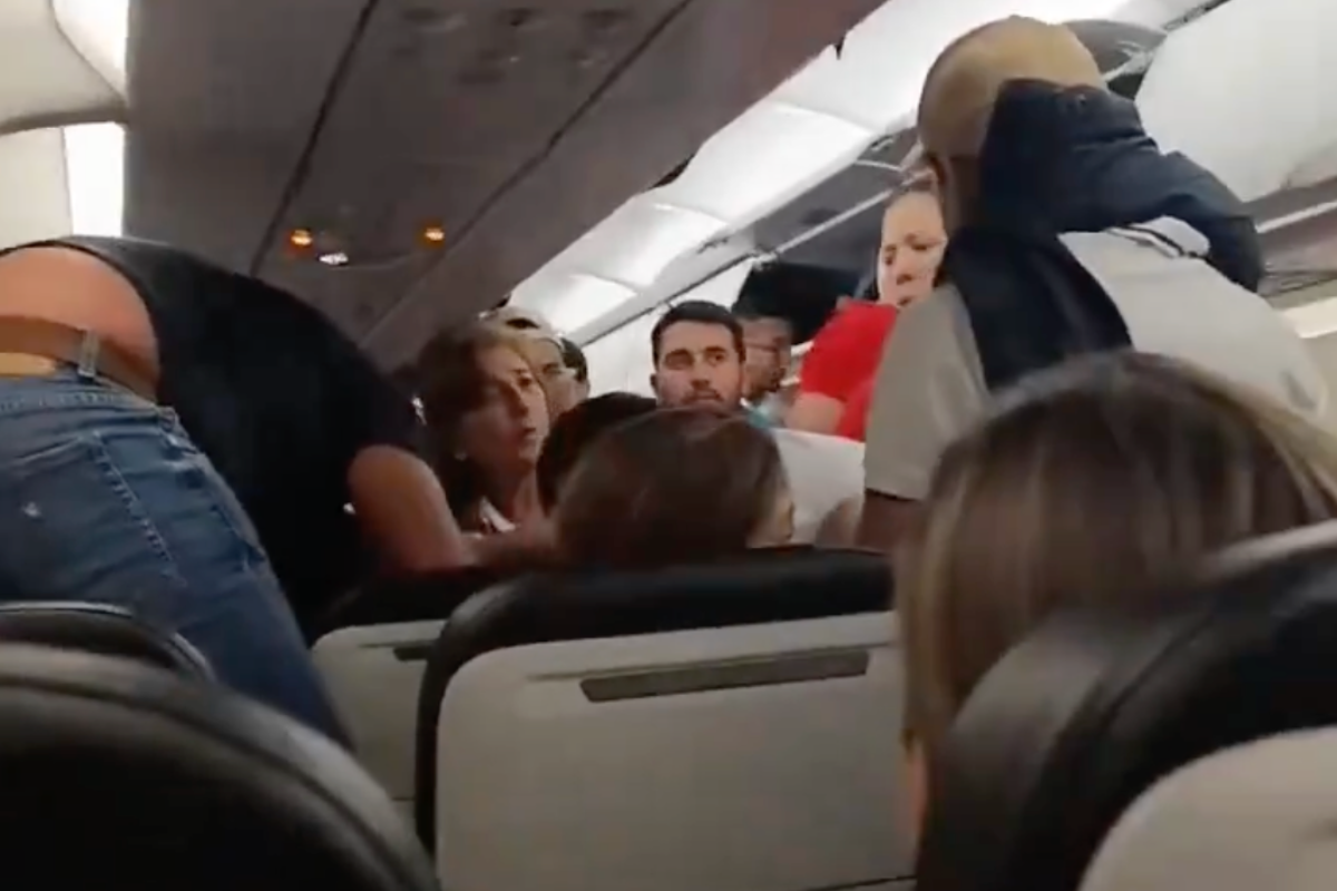 passengers-scream-as-plane-hits-severe-turbulence-from-tropical-storm-in-terrifying-video