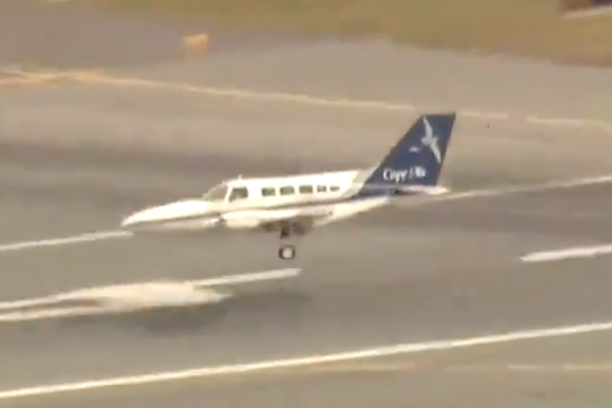 plane-makes-emergency-landing-with-only-1-wheel-in-wild-video