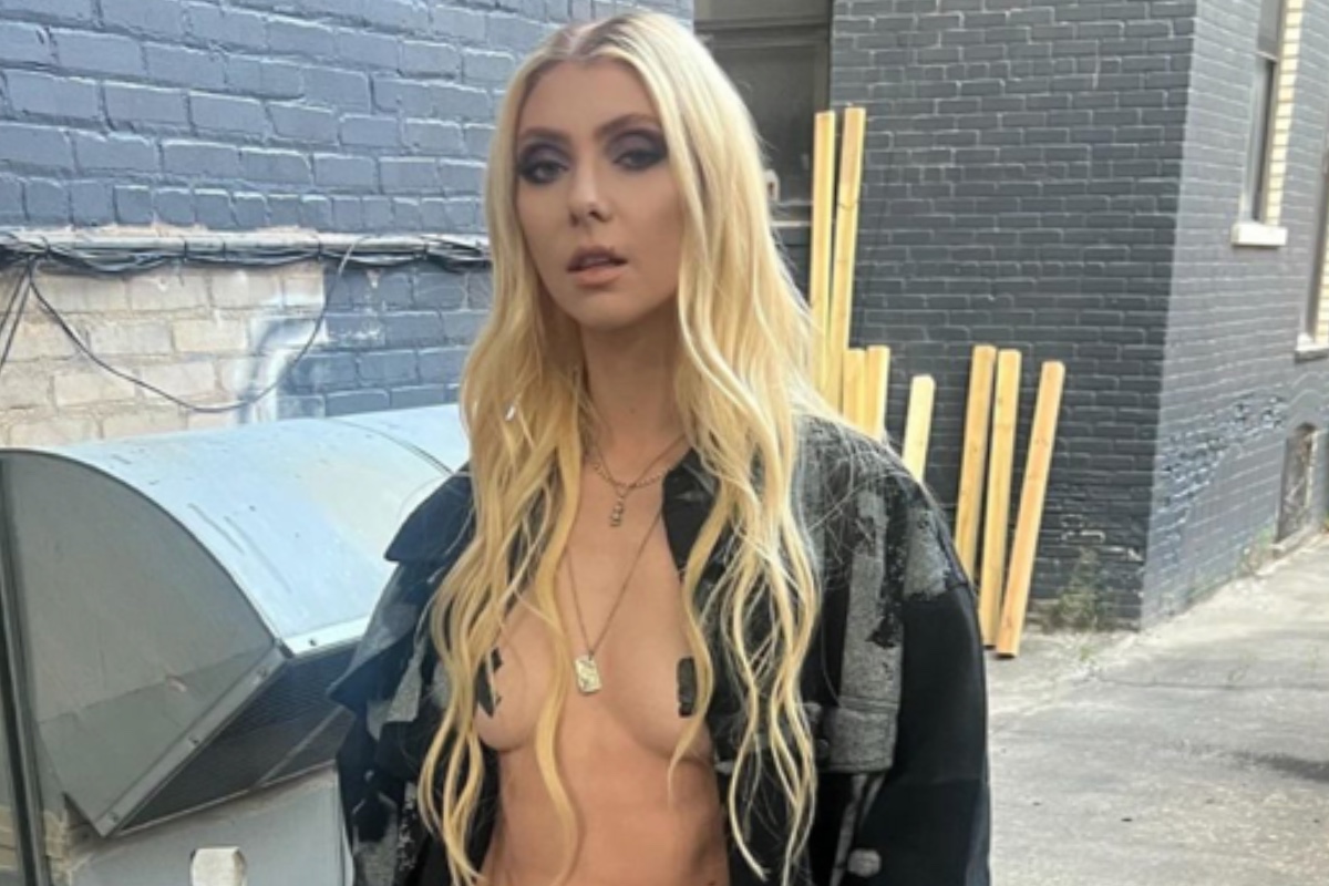 taylor-momsen-rocks-black-tape-nothing-else-in-bold-fashion-week-appearance