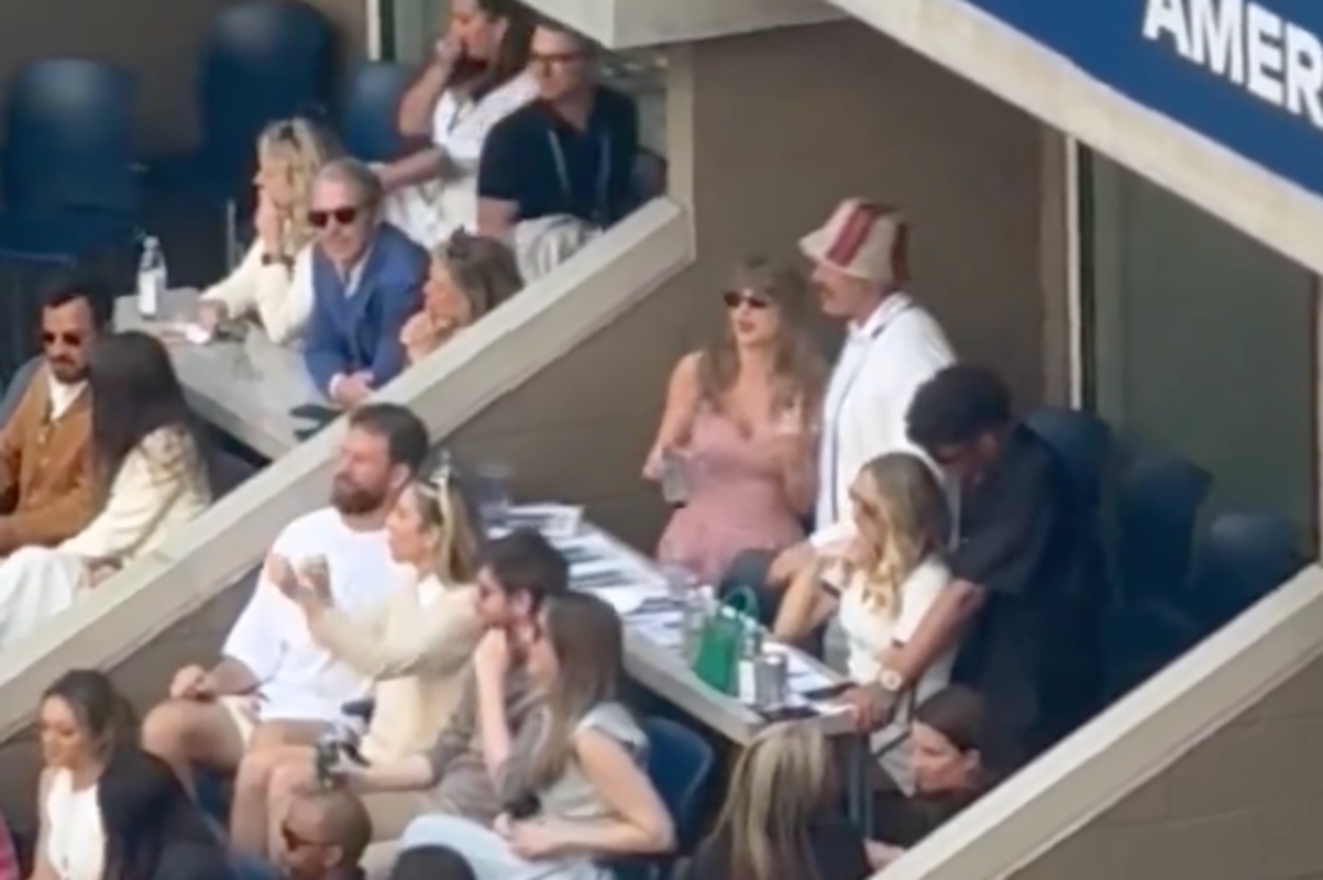 taylor-swift-travis-kelce-pack-on-pda-and-sing-their-hearts-out-at-us-open