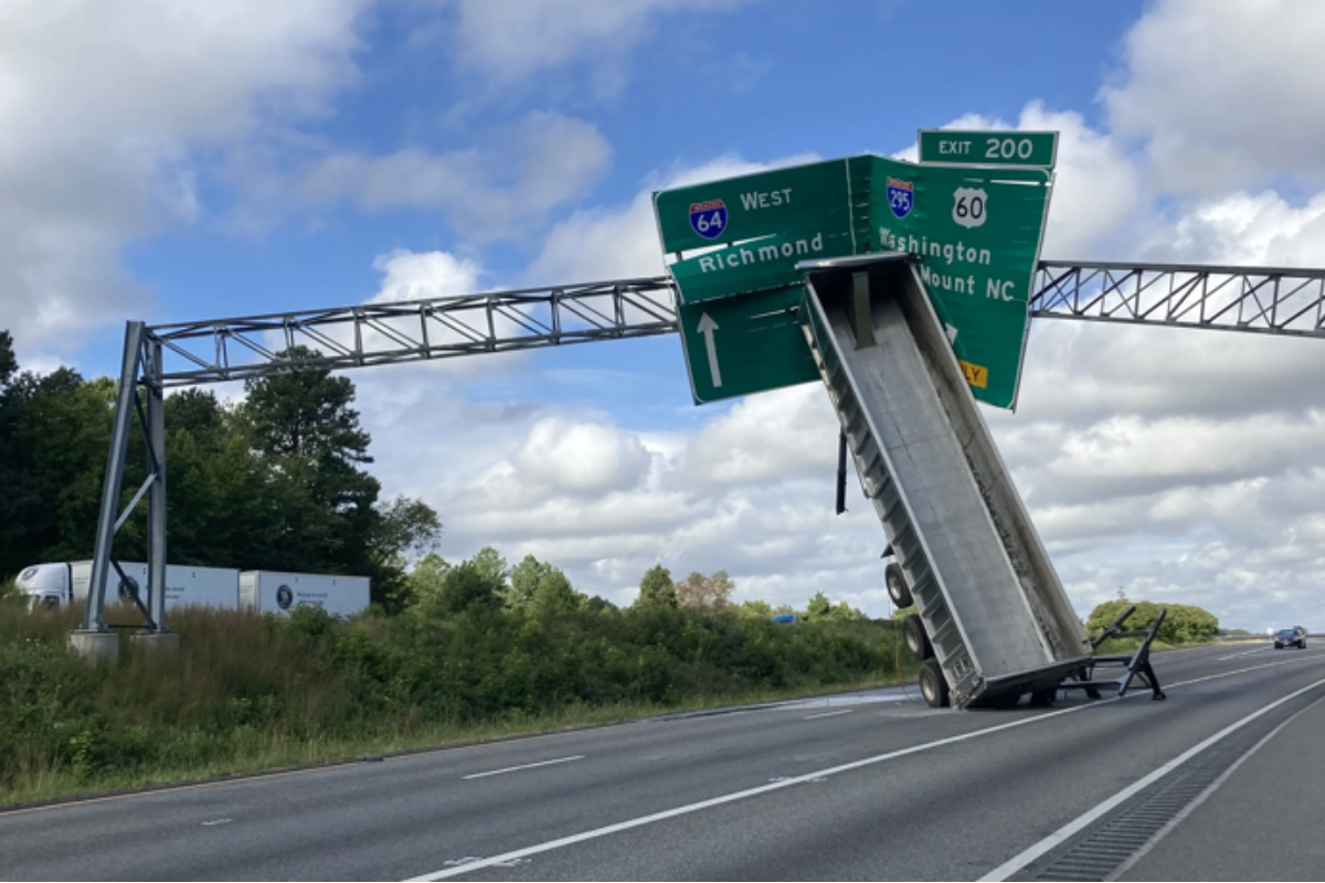 tractor-trailer-crashes-into-exit-sign-closes-down-major-interstate