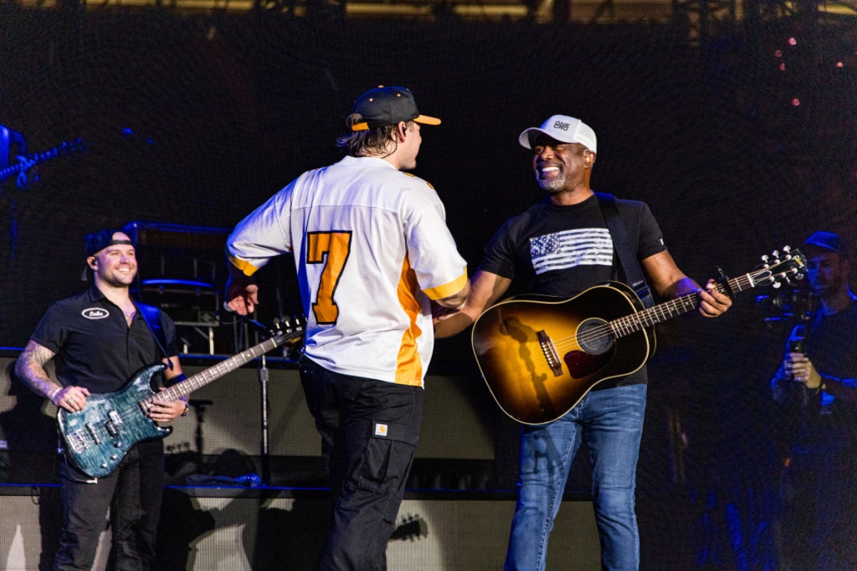 Darius-Rucker-stumbles,-faceplants-onstage-in-shocking-video: -I'm-Old-as-F—k'