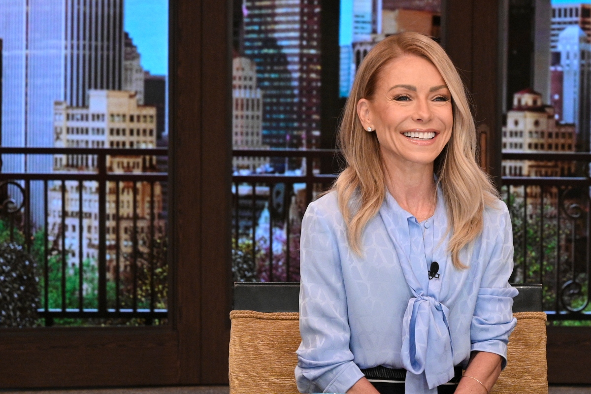 kelly-ripa-stops-live-show-slams-staffers-in-crazy-video