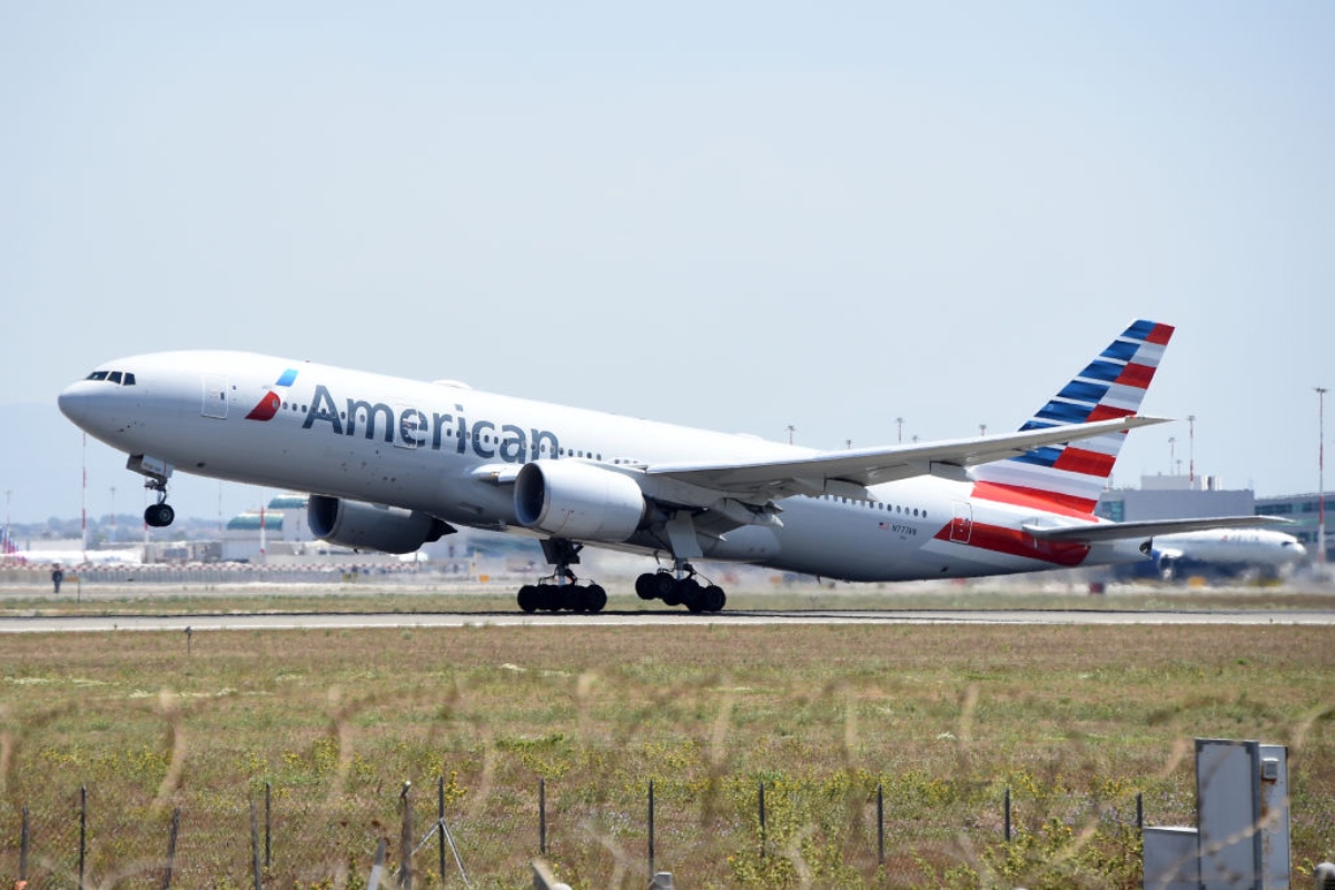 Airline-passengers-save-woman-from-alleged-violent-man-mid-flight-on -video