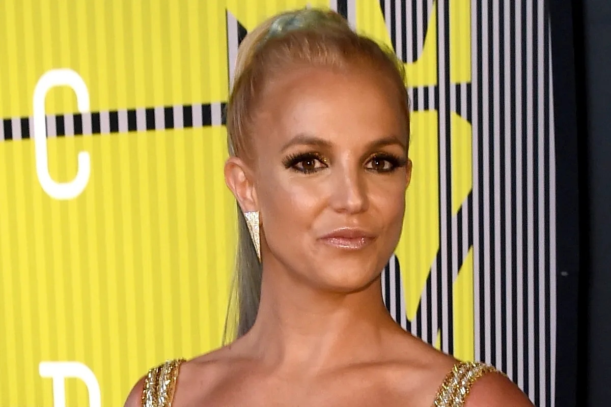 britney-spears-reveals-she-burned-her-hair-eyebrows-and-eyelashes-off-in-strange-video