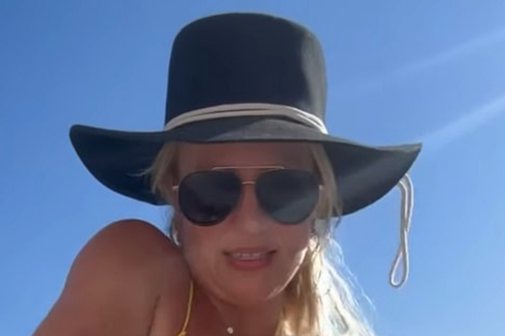 britney-spears-shocks-fans-with-gross-video-of-her-dancing-in-pool