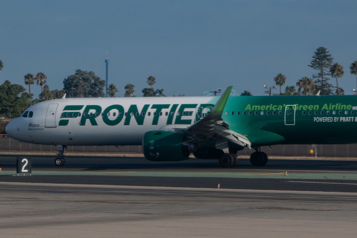 frontier-airlines-passenger-forgets-phone-demands-pilot-turn-plane-around-in-wild-video