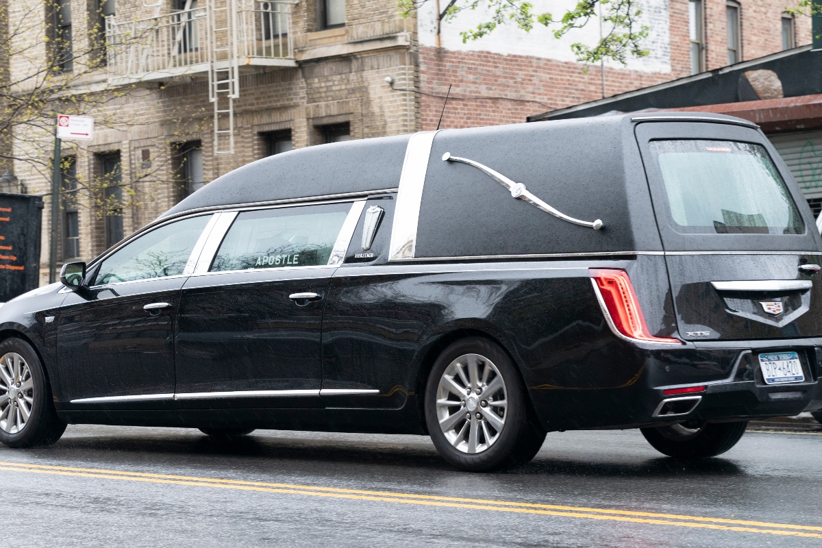 funeral-home-apologizes-after-corpse-falls-out-of-hearse-into-traffic