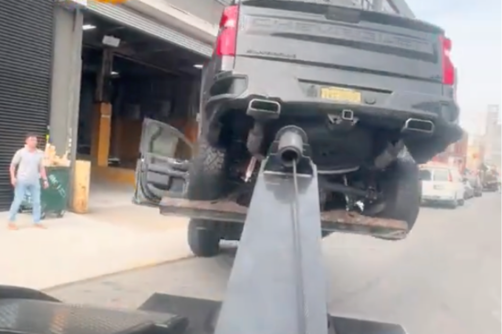 furious-driver-speeds-off-in-stolen-tow-truck-with-his-vehicle-attached-in-video