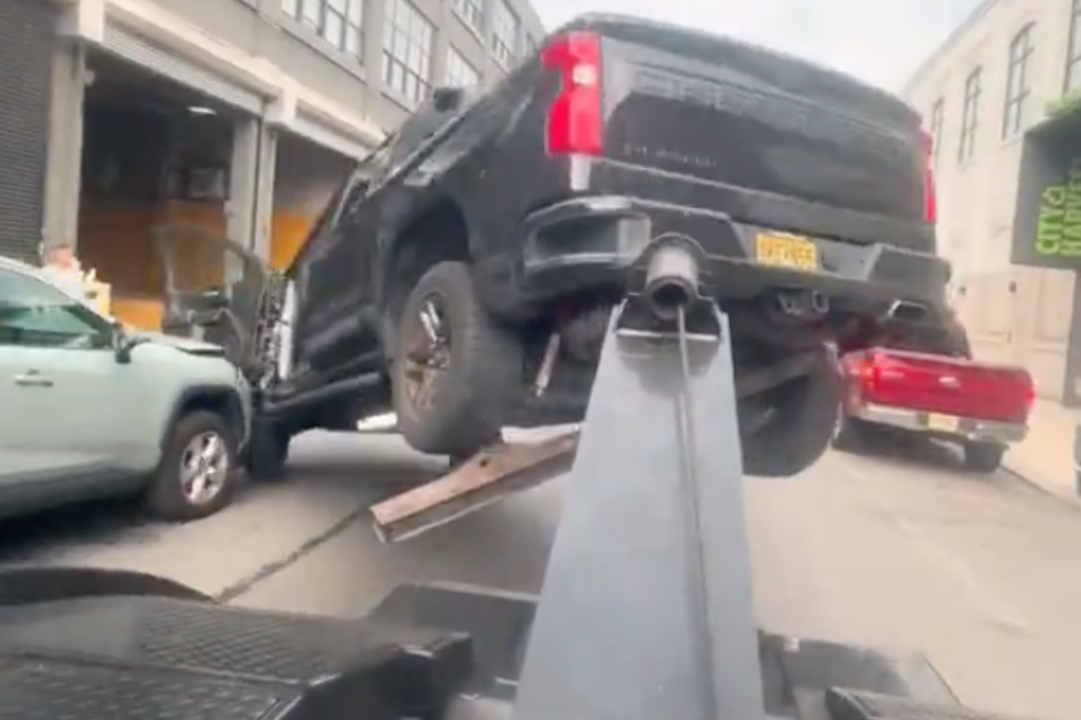 furious-driver-speeds-off-in-stolen-tow-truck-with-his-vehicle-attached-in-wild-video