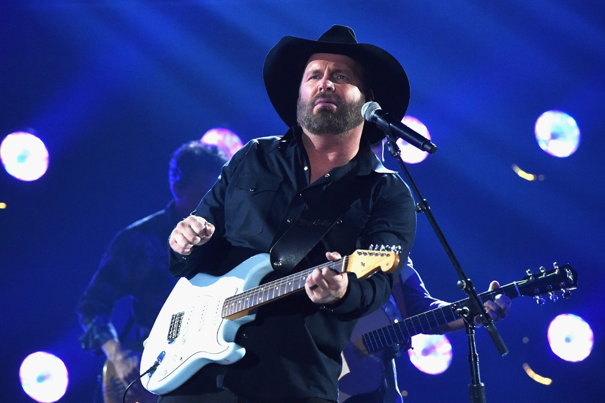 garth-brooks-sued-for-assault-by-former-makeup-artist