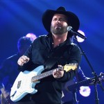 garth-brooks-sued-for-assault-by-former-makeup-artist