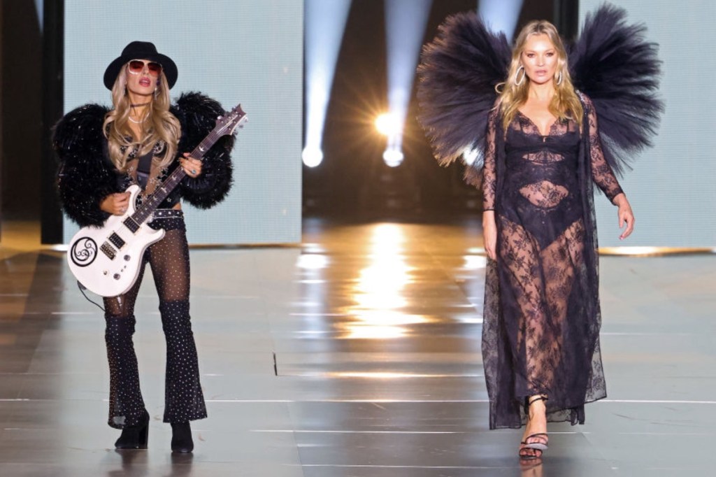 kate-moss-rocks-black-lace-in-stunning-victorias-secret-fashion-show-debut