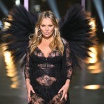 kate-moss-rocks-black-lace-in-stunning-victorias-secret-fashion-show-debut