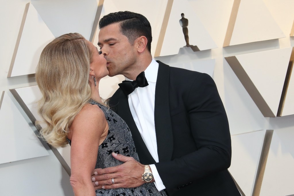 kelly-ripa-slams-irritating-husband-mark-consuelos-for-his-wild-genetics