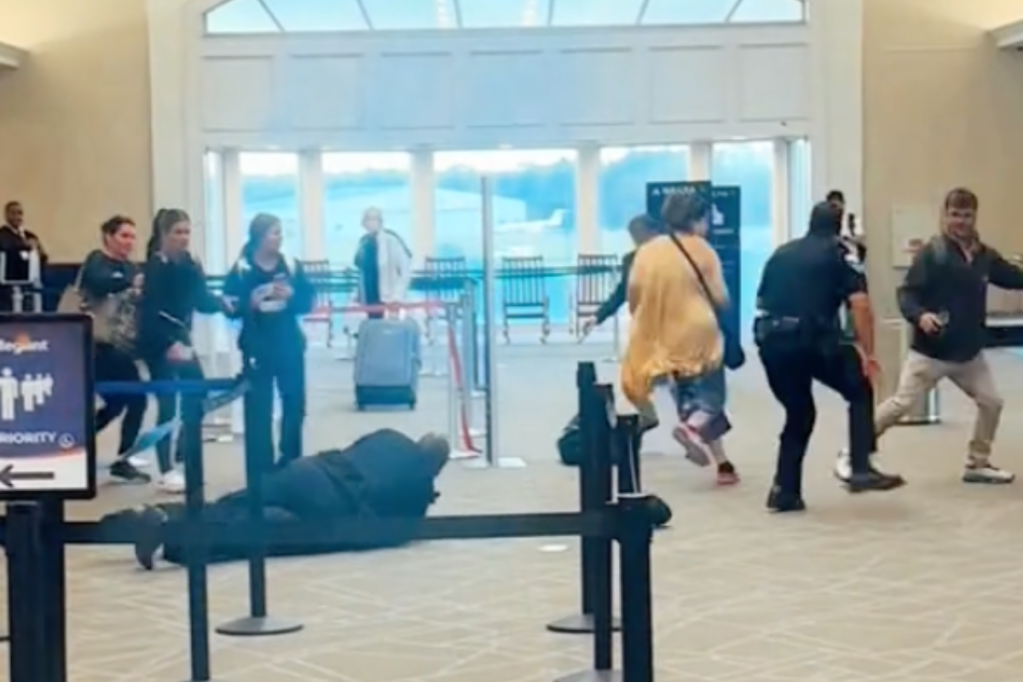 officer-faceplants-chasing-irate-woman-around-delta-airlines-counter-in-wild-video