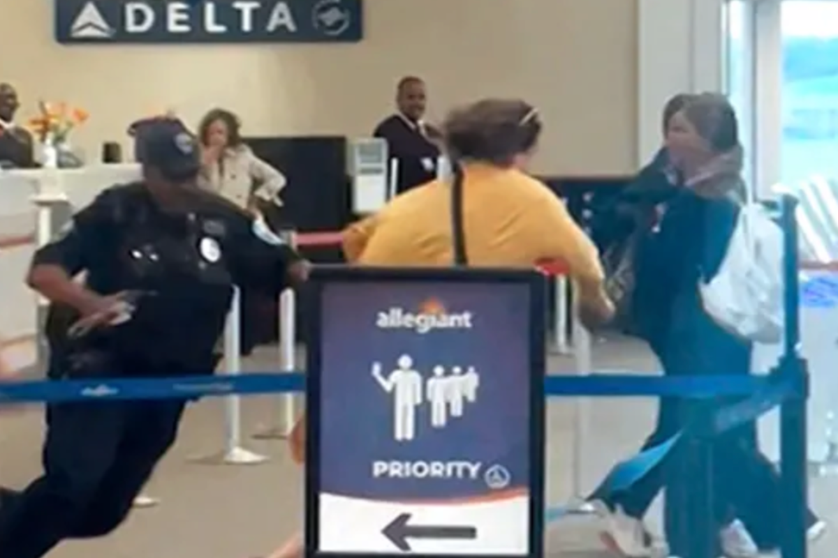 officer-faceplants-chasing-irate-woman-around-delta-airlines-counter-in-wild-video