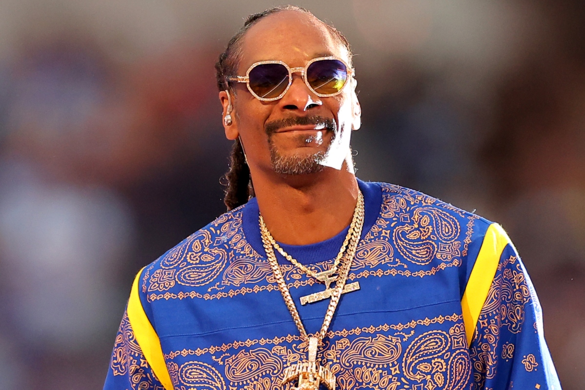 snoop-dogg-surprises-random-fans-on-party-bus-in-hilarious-video