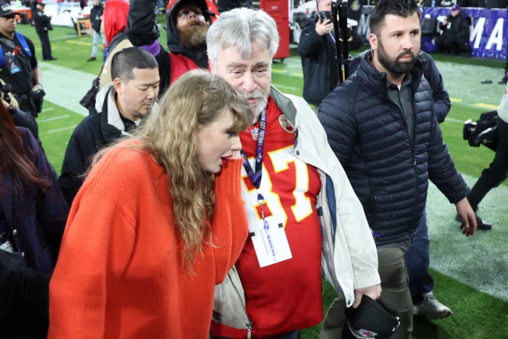 taylor-swift-and-travis-kelce-spotted-sharing-pda-filled-moment-in-front-of-their-pops