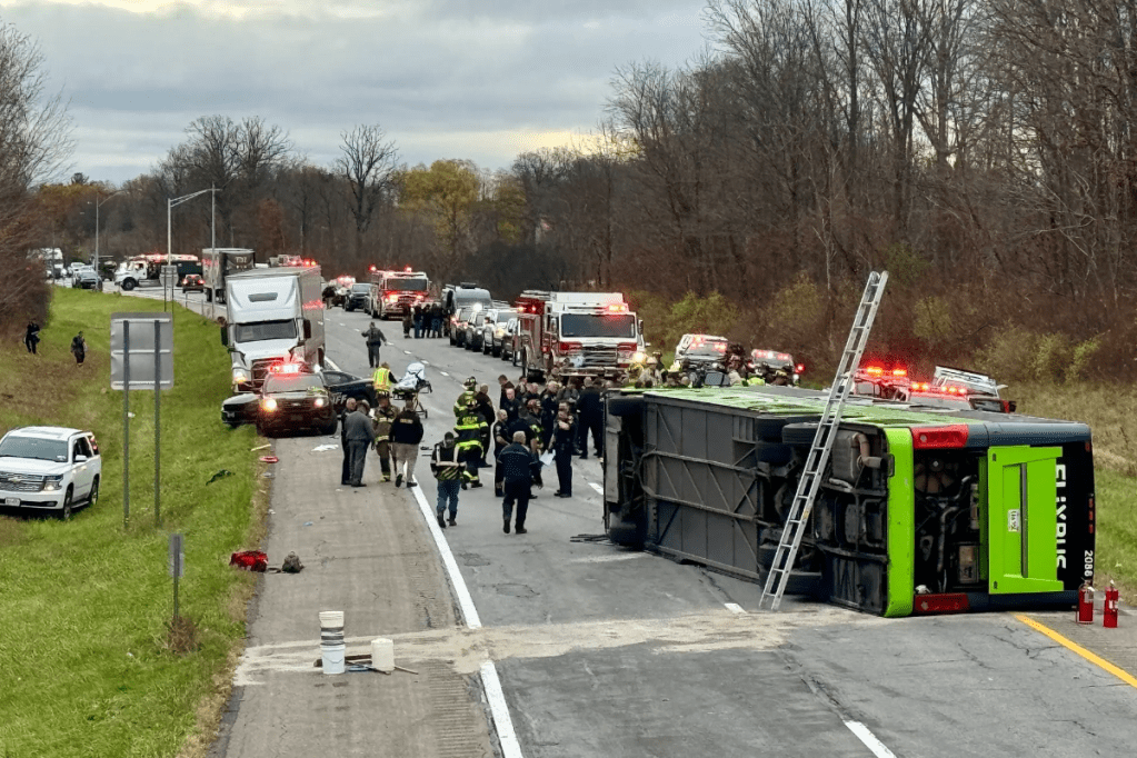 30-injured-after-tour-bus-overturns-en-route-to-niagara-falls