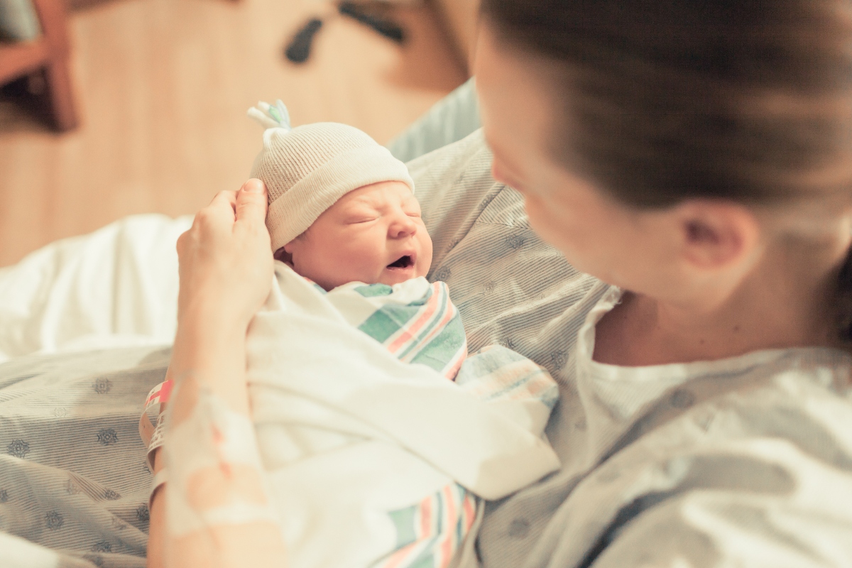 woman-delivers-baby-at-airport-in-american-airlines-ticketing-area-in-shocking-scene