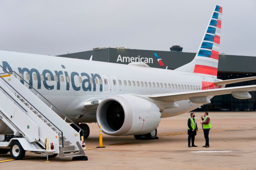 american-airlines-passengers-duct-tape-man-who-tried-to-open-plane-door-mid-flight