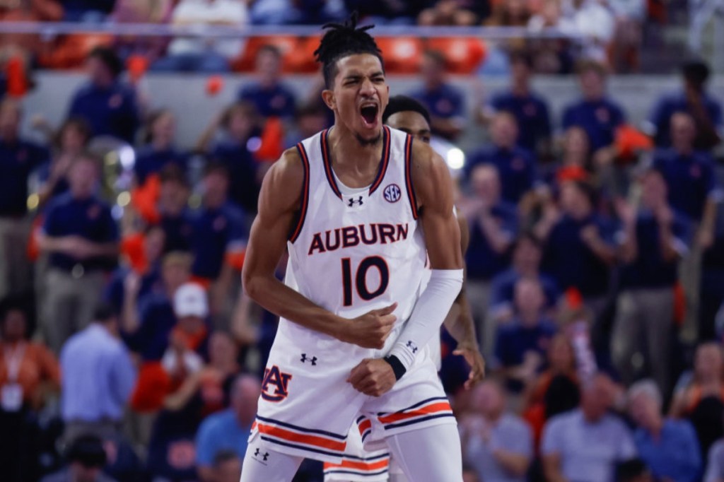 auburn-basketball-team-diverted-mid-flight-after-players-fight-each-other-on-plane-celebrate